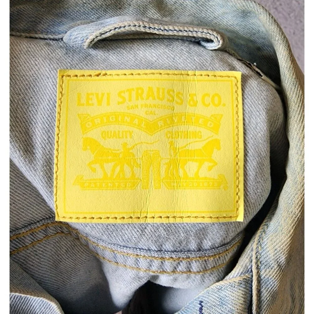 Levi’s Type 3 Light Wash Blue Denim Yellow Metal Button Up Trucker Jacket Size M